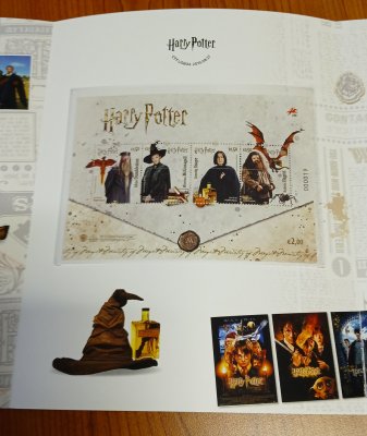 2019 - CARTEIRA ESPECIAL - Harry Potter - Contém o bloco nº 620A (numerado), FDC (numerado), série completa nº 5146/5149 e caderneta não catalogada. Em boas condições. (apenas foram emitidas 3000 exemplares)