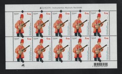 2014 - Folha Miniatura nº 76. Europa - Instrumentos Musicais Nacionais - Açores. Nova sem charneira. Em boas condições.