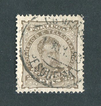 1882/83 - Afinsa nº 57e. D. Luis I de frente. Selo de 25 reis usado. Papel liso, denteado 13 1/2. CARIMBO DE SÃO JOÃO DA PESQUEIRA. Pequena transparência.