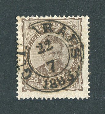 1882/83 - Afinsa nº 57e. D. Luis I de frente. Selo de 25 reis usado. Papel liso, denteado 13 1/2. CARIMBO DE GUIMARÃES. Pequeno vinco.