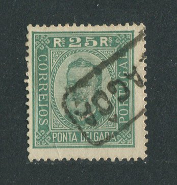 1892 - Afinsa nº 5b. D. Carlos I. Selo de 25 reis usado. Papel pontinhado, denteado 13 1/2. Com Carimbo NOMINATIVO da ALAGÔA. Pequeno vinco.