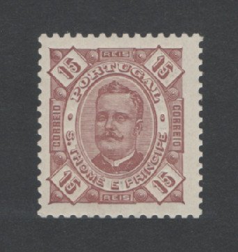 1893 - Afinsa nº 33. D. Carlos I. Selo de 15 reis novo, COM CHARNEIRA (*) e goma original. Em boas condições.