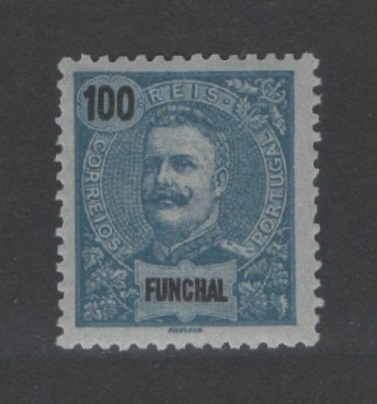 1897 - Afinsa nº 22. D. Carlos I. Selo 100 reis novo, COM CHARNEIRA (*) e goma original. Em boas condições.