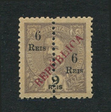 1914 - Afinsa nº 293. D. Carlos I com sobretaxa e sobrecarga local REPUBLICA. Perfurado a meio. Selo de 6r/9r novo, sem goma como emitido (emitido com e sem goma). Em boas condições.