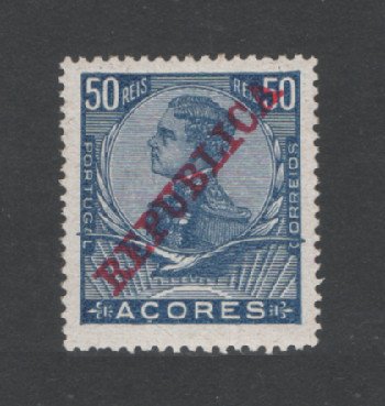 1911 - Afinsa nº 127a. D. Manuel II com sobrecarga REPUBLICA. Selo de 50 reis novo, COM CHARNEIRA (*) e goma original. PAPEL PORCELANA ORDINÁRIO. Em boas condições.