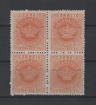 1876 - Afinsa nº 8b. Tipo Coroa. Selos de 200 reis EM QUADRA. Novos SEM CHARNEIRA (**) e com goma original. LARANJA CLARO. Denteado 13 1/2. Em boas condições.