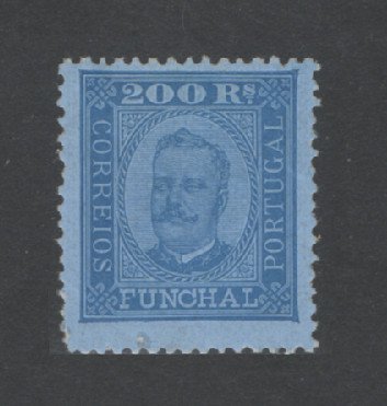1892- Afinsa nº 11. D. Carlos I. Selo de 200 reis novo, COM CHARNEIRA (*) e goma original. Tem um pequeno vinco e o denteado irregular.