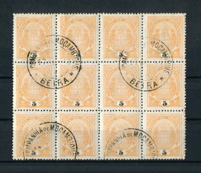 1895 - Afinsa nº 12f. Elefantes. Selos de 5r USADOS. EM BLOCO DE 16. Papel pontinhado, denteado 12 1/2. Em boas condições.