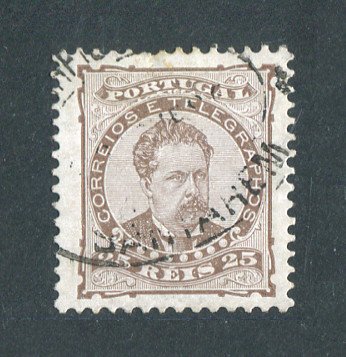 1882/83 - Afinsa nº 57. D. Luis I de frente. Selo de 25 reis usado. Papel porcelana, denteado 11 1/2. CARIMBO DE SANTARÉM. Pequena transparência.