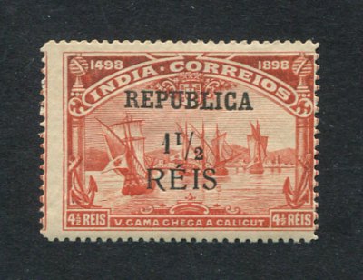 1914 -Afinsa nº 305b. 4º Cent. do Descobrimento ... com sobrecarga e sobretaxa. Selo de 1 1/2 reis novo, COM CHARNEIRA (*) e goma original. "1" de "1/2" INVERTIDO. Em boas condições.