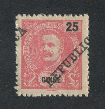 1911 - Afinsa nº 103. D. Carlos I com sobrecarga REPUBLICA. Selo de 25 reis novo SEM CHARNEIRA (**) e com goma original. SOBRECARGA DESLOCADA. Em boas condições.