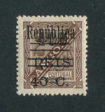 1925 - Afinsa nº 222b. D. Carlos I com sobretaxa. Selo de 40c/400r/2 1/2r novo, COM CHARNEIRA (*) e goma original. Denteado 13 1/2. Em boas condições.