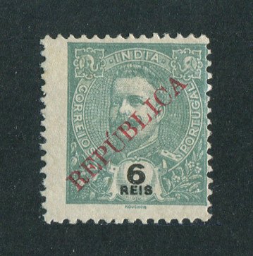 1914 - EMITIDO NÃO OFICIALMENTE nº 4 (catalogado como SOBRECARGA CLANDESTINA nº 4 pela Mundifil). Eládio nº 256. D. Carlos I com sobrecarga local REPUBLICA. Selo de 6 reis novo sem goma como usual. Em boas condições.