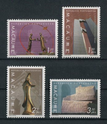 1999 - Afinsa nº1025/1028. Esculturas. Série completa nova SEM CHARNEIRA (**) e com goma original. Em boas condições.