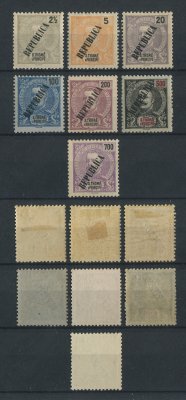1913 - Afinsa nº  121/127. D. Carlos I com sobrecarga LOCAL República. Série completa nova. Os selos de 200r e 700r são novos sem goma como emitidos/usual. Os restantes são novos com charneira (*) e goma original. Em boas condições.