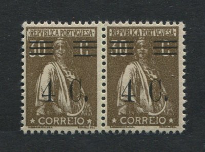 1928 - Afinsa nº 452j. Ceres com sobretaxa. Selos de 4c/30 EM PAR. Novos SEM CHARNEIRA (**) e com goma original. 1º selo com SOBRECARGA/BARRAS TIPO XII. Papel liso, 12x11 1/2. Em boas condições.