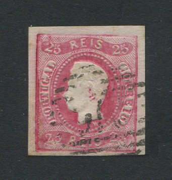 1866/7 - Afinsa nº 22. D. Luís I, fita curva. Selo de 25 reis usado. Boas margens. Em boas condições. EXEMPLAR NORMAL.