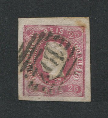 1866/7 - Afinsa nº 22. D. Luís I, fita curva.Selo de 25 reis usado. Boas margens. Apresenta uma pequena transparência e uma mancha. Carimbo nº 102 - Viana do Castelo. EXEMPLAR DE 2ª ESCOLHA.