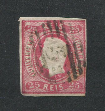 1866/7 - Afinsa nº 22. D. Luís I, fita curva.Selo de 25 reis usado. Margens pequenas. Apresenta uma pequena transparência. Carimbo nº 3 - Alcobaça. EXEMPLAR DE 2ª ESCOLHA.