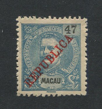 1913 - Afinsa nº 196. D. Carlos I com sobrecarga local REPUBLICA. Selo de 47a novo sem goma como emitido. Em boas condições.