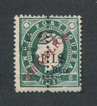 1914 - EMITIDO NÃO OFICIALMENTE nº20 (catalogado como SOBRECARGA CLANDESTINA nº 20 pela Mundifil). Eládio nº 287. D. Luis I com sobrecarga local REPUBLICA. Perfurado a meio. Selo de 2 reis/2 1/2 reis/6 reis novo sem goma. Em boas condições.