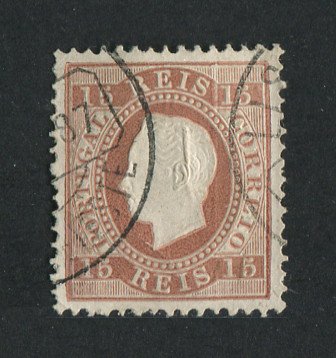 1870/6 - Afinsa nº 38E. D. Luis I, fita direita.Selo de 15 reis usado. Papel porcelana, denteado 12 1/2. Pequeno vinco.