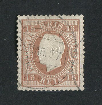 1870/6 - Afinsa nº 38E. D. Luis I, fita direita.Selo de 15 reis usado. Papel porcelana, denteado 12 1/2. Denteado irregular.