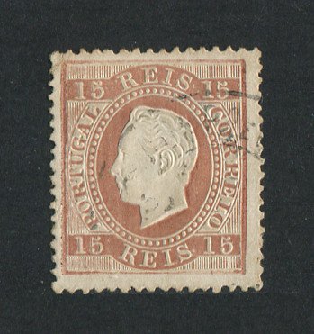 1870/6 - Afinsa nº 38J. D. Luis I, fita direita.Selo de 15 reis usado. Papel porcelana, denteado 13 1/2. Pequena transparência.