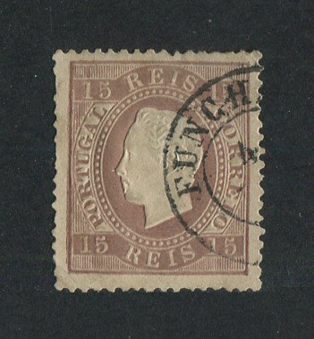 1870/6 - Afinsa nº 38C. D. Luis I, fita direita.Selo de 15 reis usado. Papel liso, denteado 13 1/2. Carimbo de Funchal. Denteado irregular e pequeno vinco.