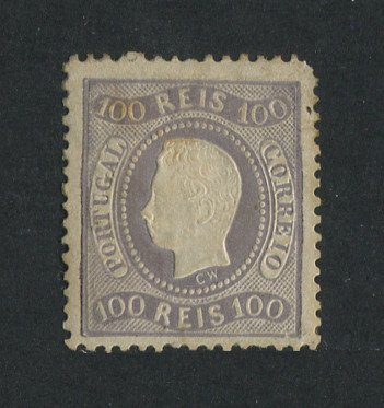 1867/70 - Afinsa nº 33. D. Luís I, fita curva denteado. Selo de 100 reis NOVO COM CHARNEIRA (*) e goma original. Tem uma pequena transparência e um canto curto.
