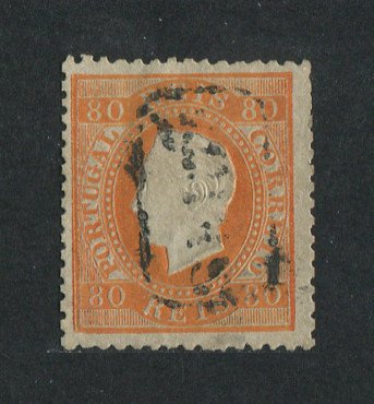 1870/6 - Afinsa nº 42. D. Luis I, fita direita.Selo de 80 reis usado. Papel liso, denteado 12 1/2. Com Carimbo NOMINATIVO da Sertã (pouco visível). Apresenta o cunho ligeiramente aberto.