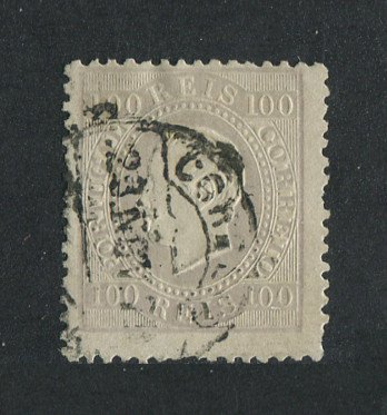 1870/6 - Afinsa nº 43. D. Luis I, fita direita.Selo de 100 reis usado. Papel liso, denteado 12 1/2. Denteado irregular e apresenta o cunho ligeiramente aberto.