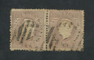 1870/6 - Afinsa nº 43. D. Luis I, fita direita.Selos de 100 reis EM PAR. Usados. Papel liso, denteado 12 1/2. Pequenos defeitos.