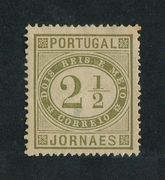 1876 - Afinsa nº 48p. Jornaes. Selo de 2 1/2 reis NOVO, SEM GOMA. BISTRE ESVERDEADO. Papel pontinhado horizontal, denteado 13 1/2. Pequena transparência.
