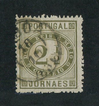 1876 - Afinsa nº 48h. Jornaes. Selo de 2 1/2 reis usado. VERDE OLIVA. Papel liso, denteado 13 1/2. Em boas condições.