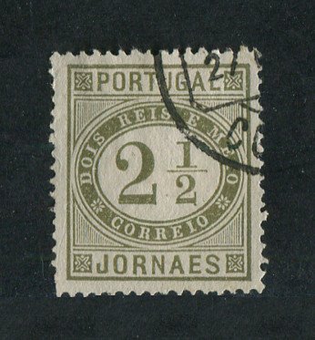 1876 - Afinsa nº 48h. Jornaes. Selo de 2 1/2 reis usado. VERDE OLIVA. Papel liso, denteado 13 1/2. Em boas condições.