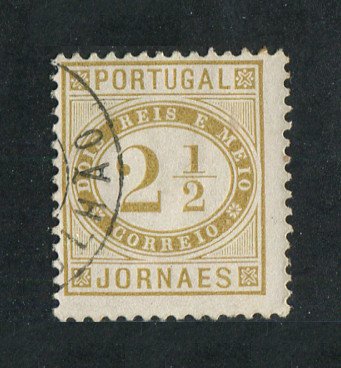 1876 - Afinsa nº 48i. Jornaes. Selo de 2 1/2 reis usado. BISTRE. Papel porcelana, denteado 11 1/2. Carimbo de Olhão. Em boas condições.
