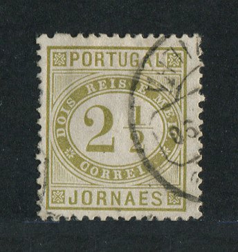 1876 - Afinsa nº 48J. Jornaes. Selo de 2 1/2 reis usado. BISTRE ESVERDEADO. Papel porcelana, denteado 11 1/2. Em boas condições.