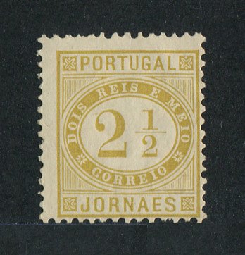 1876 - Afinsa nº 48M. Jornaes. Selo de 2 1/2 reis NOVO, SEM GOMA. BISTRE. Papel pontinhado vertical, denteado 11 1/2. Em boas condições.