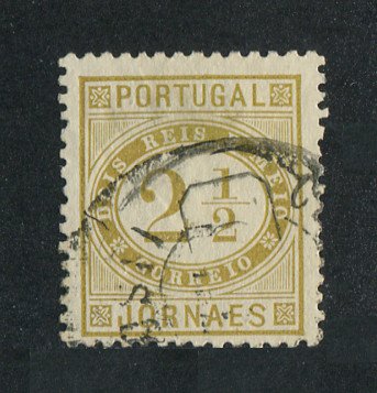 1876 - Afinsa nº 48M. Jornaes. Selo de 2 1/2 reis usado. BISTRE. Papel pontinhado vertical, denteado 11 1/2. Em boas condições.