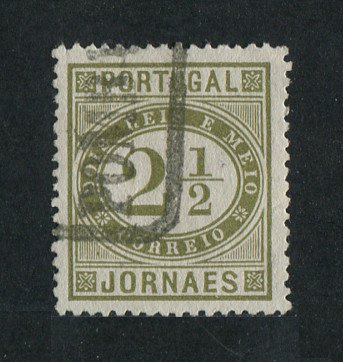 1876 - Afinsa nº 48h. Jornaes.Selo de 2 1/2 reis usado. VERDE OLIVA. Papel liso, denteado 13 1/2. Com Carimbo NOMINATIVO de Pombal. Pequeno rasgo na margem direita.