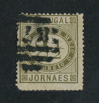 1876 - Afinsa nº 48h. Jornaes.Selo de 2 1/2 reis usado. VERDE OLIVA. Papel liso, denteado 13 1/2. Carimbo nº 87 - Aveiro (2ª Reforma). Denteado irregular.
