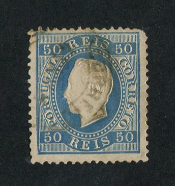 1879/80 - Afinsa nº 50. D. Luis I fita direita, novas cores. Selo de 50 reis usado. AZUL. Papel liso, denteado 12 1/2. Tem um canto curto.