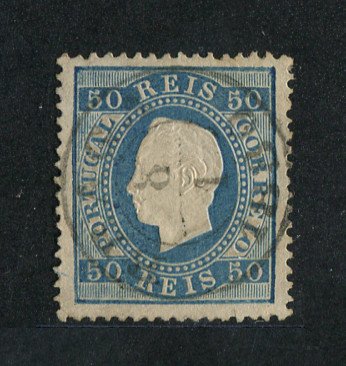 1879/80 - Afinsa nº 50B. D. Luis I fita direita, novas cores. Selo de 50 reis usado. AZUL. Papel liso, denteado 13 1/2. Em boas condições.