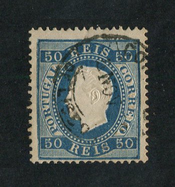 1879/80 - Afinsa nº 50B. D. Luis I fita direita, novas cores. Selo de 50 reis usado. AZUL. Papel liso, denteado 13 1/2. Em boas condições.