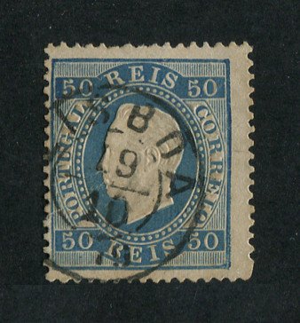 1879/80 - Afinsa nº 50B. D. Luis I fita direita, novas cores. Selo de 50 reis usado. AZUL. Papel liso, denteado 13 1/2. Tem um pequeno rasgo na margem esquerda e o cunho ligeiramente aberto.