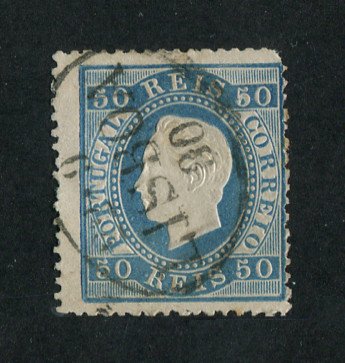 1879/80 - Afinsa nº 50B. D. Luis I fita direita, novas cores. Selo de 50 reis usado. AZUL. Papel liso, denteado 13 1/2. Tem um canto curto.