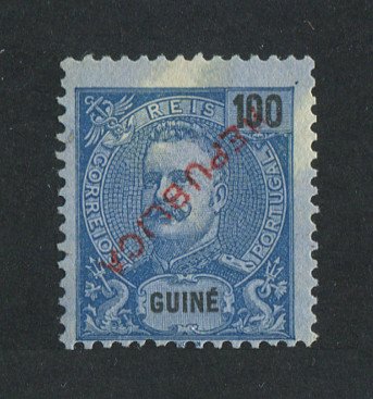 1913 - Afinsa nº 139a. D. Carlos I com sobrecarga local REPUBLICA. Selo de 100r novo sem goma como emitido. SOBRECARGA INVERTIDA. Tem algumas manchas amarelas.