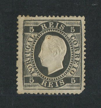 1870/6 - Afinsa nº 36N. D. Luis I, fita direita. Selo de 5 reis NOVO SEM GOMA. Papel liso denteado 13 1/2. Canto curto e cunho aberto.