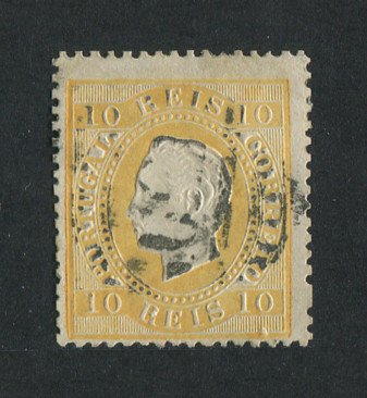 1870/6 - Afinsa nº 37C. D. Luis I, fita direita. Selo de 10 reis usado. Papel liso, denteado 13 1/2. Em boas condições.